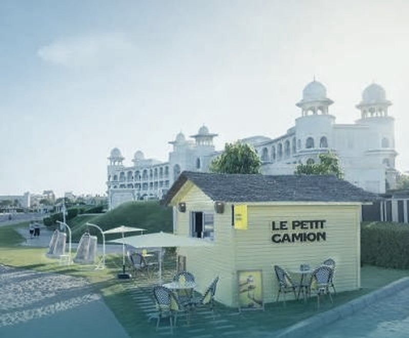 Le Petit Camion beach kiosk in front of The Chedi hotel, Doha